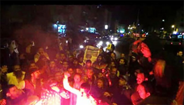 شباب "طريق الثورة" يشعلون الشماريخ بوسط البلد