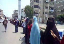 العاشر من رمضان ترفض رئاسة الدم والخيانة بسلاسل بشرية