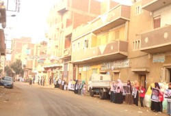 سلسلة بشرية بشبين الكوم تدعو لمقاطعة انتخابات الدم