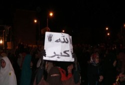ثوار السويس يطالبون بالقصاص للشهداء في مسيرة ليلية حاشدة
