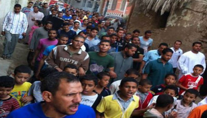 سلاسل بشرية على طريق "الفيوم- القاهرة" تطالب بعودة الشرعية