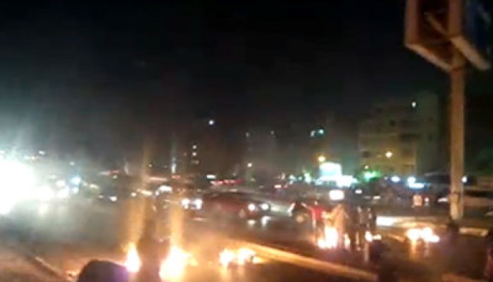 تقطيع وحرق دعاية السفاح على "أوتوستراد" المعادي