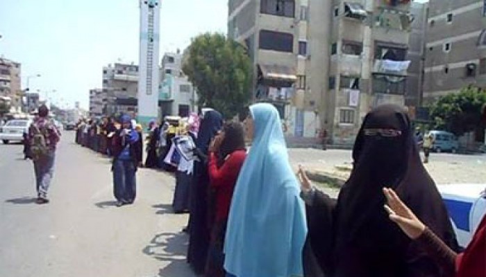 سلسلة بشرية لحرائر بورسعيد للمطالبة بدحر الانقلاب الإرهابي