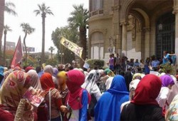 بالصور.. طلاب عين شمس يتظاهرون أمام قصر الزعفرانة