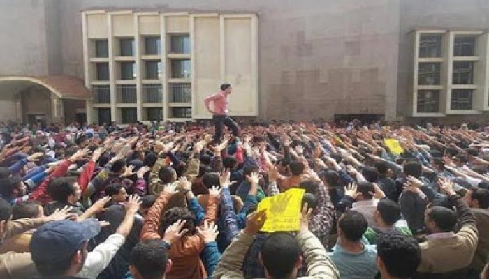 فيديو.. مسيرة لطلاب جامعة الزقازيق تندد بقتل الطلاب