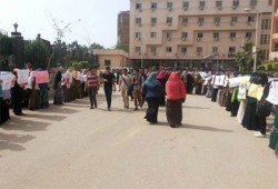 سلسلة بشرية بمجمع كليات المنوفية تنديدًا برئاسة الدم