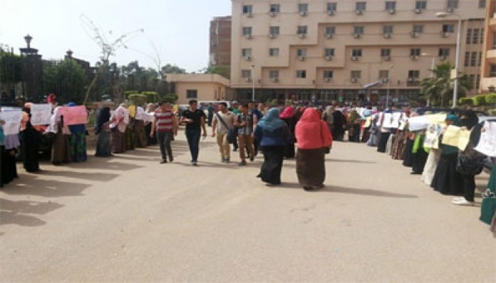 سلسلة بشرية بمجمع كليات المنوفية تنديدًا برئاسة الدم