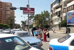 سيدة تتظاهر "منفردة" ببورسعيد ضد ظلم وقمع الانقلاب