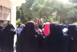 تظاهرة و"فريزينج" لطالبات أزهر ‏أسيوط رفضًا لمسرحية الرئاسة