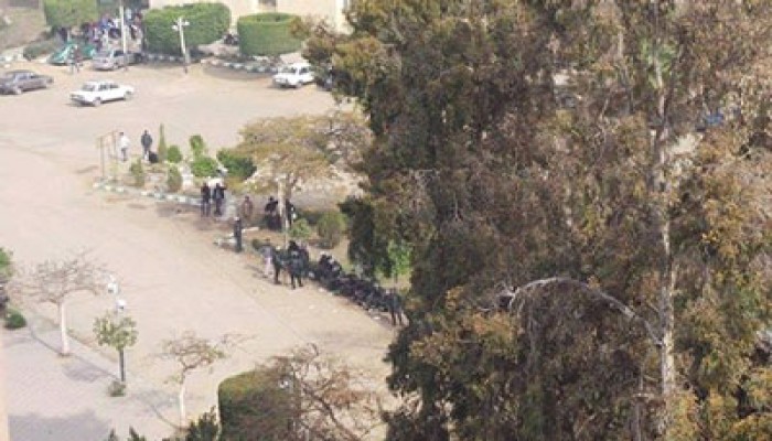 بالصور.. بلطجية الداخلية أمام كلية الزراعة وعلى أسطح المباني