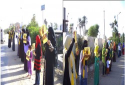 سلاسل بشرية بإطسا تطالب بمحاكمة الانقلابيين واسترداد الشرعية