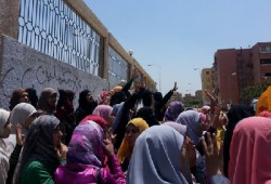 وقفة لطالبات الأزهر بالسادات للدعوة لمقاطعة "رئاسة الدم"
