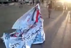 فيديو.. الثوار يمزقون دعاية الخائن بأكبر ميادين بورسعيد