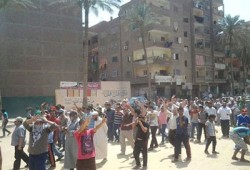 ثوار عزبة النخل يطوفون في شوارع المنطقة