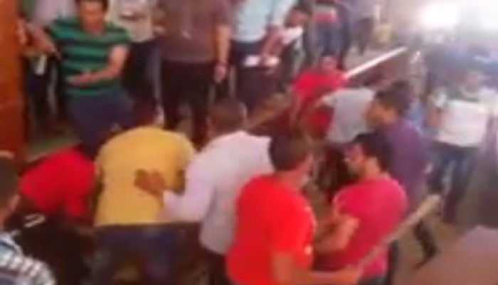 فيديو.. بلطجية الانقلاب يعتدون على الطلاب داخل المدرج بجامعة المنوفية