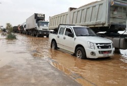 السيول تغلق 90% من الطرق في 6 محافظات.. وحكومة الانقلاب ماتت
