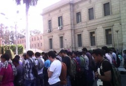 طلاب جامعة القاهرة يؤدون صلاة الغائب على الشهداء