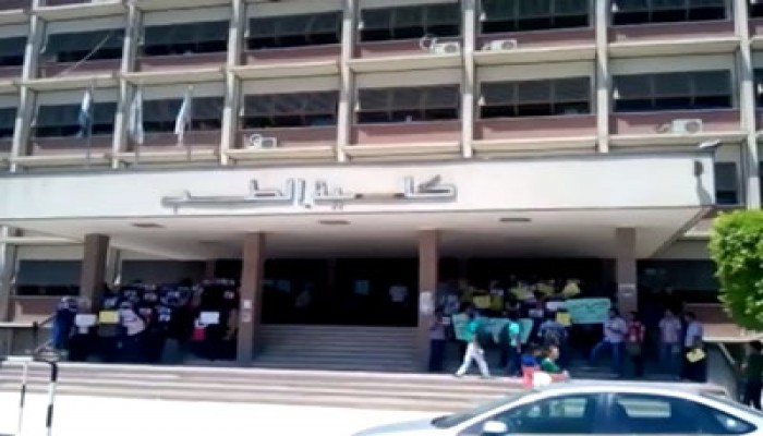 فيديو.. وقفة لطلاب طب أسيوط تنديدًا باعتقال زملائهم