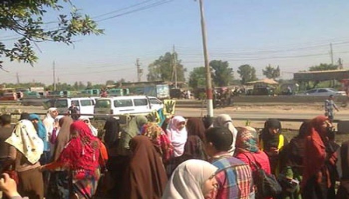 مسيرة مفاجئة لطالبات الأزهر عند محطة قطار تفهنا