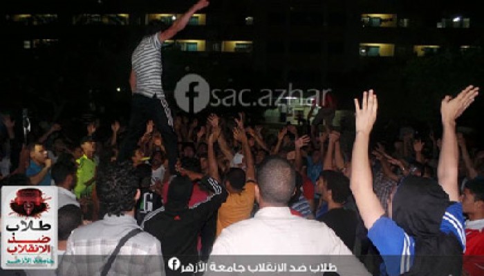 قوات الانقلاب تهاجم طلاب الأزهر بقنابل الغاز