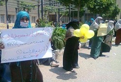 وقفة صامتة لطالبات أزهر تفهنا  تسخر من مغتصب الرئاسة