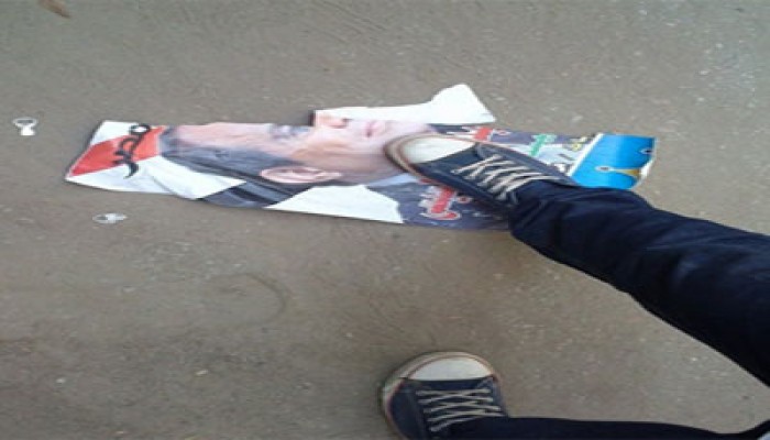 شباب الزقازيق يمزقون لافتات قائد الانقلاب ويدهسونها بالأحذية