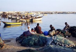 زوارق صهيونية تستهدف قوارب صيد جنوبي غزة