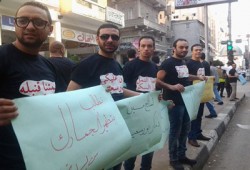 سلسلة بشرية لتجار بورسعيد تنديدًا بالركود التجاري منذ الانقلاب