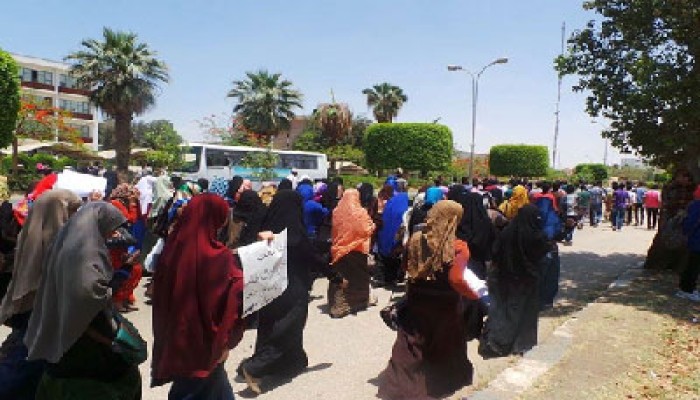 طلاب المنيا يطالبون بإسقاط الانقلاب والقصاص للشهداء في مسيرة