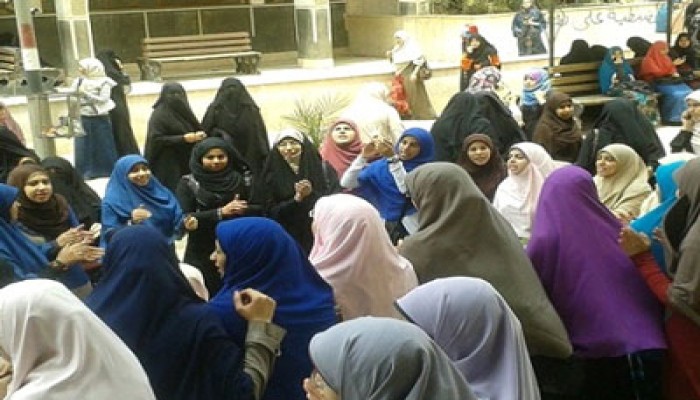رغم بدء الامتحانات.. طالبات دراسات بالمنصورة يواصلن حراكهن الثوري