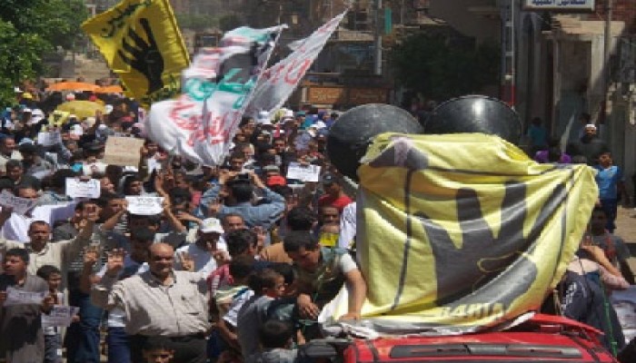 ثوار طهطا بسوهاج يهتفون: لا حمدين ولا سيسي.. مرسي هو رئيسي