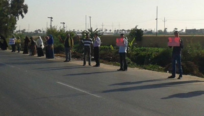 سلسلة بشرية على طريق بني سويف- الفيوم للتنديد بجرائم الانقلاب