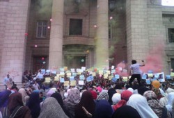 طلاب جامعة القاهرة يتظاهرون أمام مبنى القبة