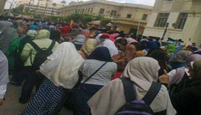 تزايد أعداد الطلاب المتظاهرين بجامعة القاهرة