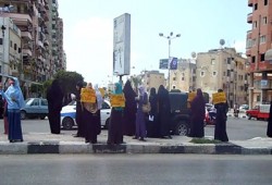 سلسلة بشرية لحرائر بورسعيد تندد بمحاكمة 191 من مؤيدي الشرعية