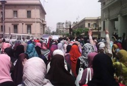 طلاب جامعة القاهرة يتظاهرون أمام المجلس الأعلى للجامعات