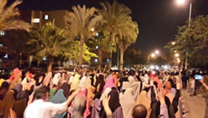 ثوار "السادات" يحرقون العلمين الأمريكي والصهيوني في مسيرة ليلية