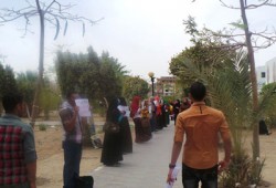 سلسلة بشرية بجامعة السويس تهتف "لسه الطالب هو الحل"