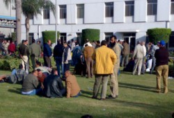 اعتصام عمال حديد عز بالسادات أمام الشركة بسبب سوء أحوالهم المالية