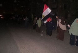 ثوار "زايد" يتحدون انقطاع الكهرباء بسلسلة بشرية رفضًا للانقلاب