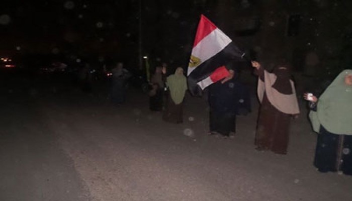 ثوار "زايد" يتحدون انقطاع الكهرباء بسلسلة بشرية رفضًا للانقلاب