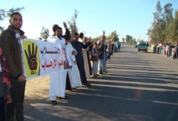 فيديو.. ثوار فاقوس يتضامنون مع انتفاضة السجون بسلاسل بشرية