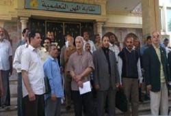 المعلمون في وقفة ضد الحراسة وبلطجة معاوني الوزير الانقلابي