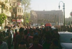 مسيرة شبابية تصل "التحرير" تضامنًا مع "انتفاضة السجون"