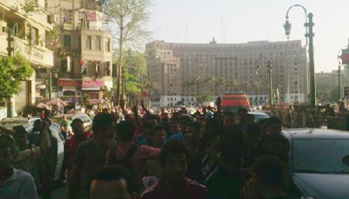 مسيرة شبابية تصل "التحرير" تضامنًا مع "انتفاضة السجون"