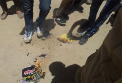 طلاب الزقازيق يحرقون صور السفاح ويطالبون بالقصاص للشهداء