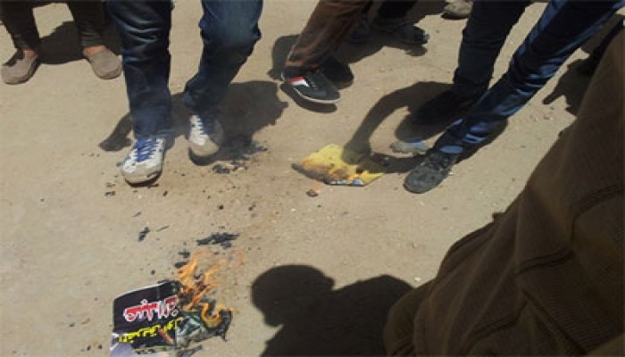 طلاب الزقازيق يحرقون صور السفاح ويطالبون بالقصاص للشهداء