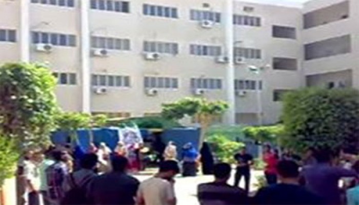 بث مباشر.. وقفة لطلاب هندسة وتجارة أسوان لدعم "انتفاضة السجون"