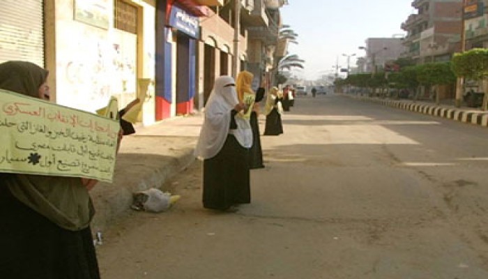 سلسلة بشرية نسائية بأبو حمص لدعم انتفاضة السجون