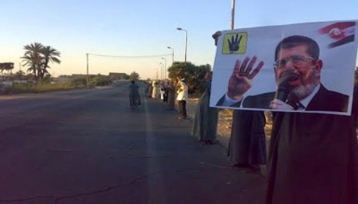 بالصور.. سلسلة بشرية لعرب كيما والرغامة بأسوان تنديدًا بالانقلاب